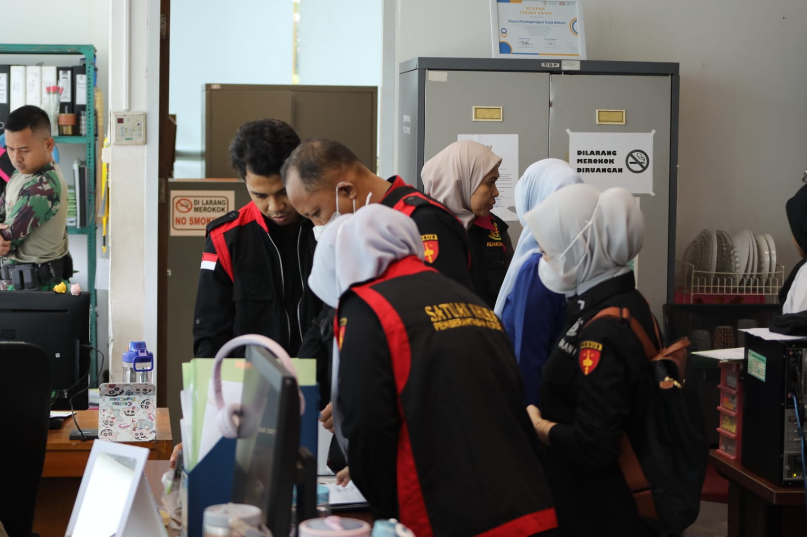 Bekasi - Penyidik Kejari Kota Bekasi menggeledah Kantor Disdagperin dan menyta dokumen kasus dugaan korupsi MCK Bantargebang. Foto: Ist/Gobekasi.id.