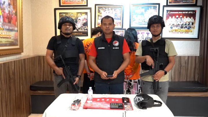 Bekasi - Sepasang suami istri di Kota Bekasi berinisial BA (51) dan YZ (41) di tangkap Direktorat Reserse Narkoba Polda Metro Jaya. Foto: Ist