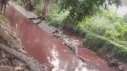 Bekasi - Air Kali Sadang Kecamatan Cikarang Barat, Kabupaten Bekasi, berubah menjadi warna merah bak darah dan membuat geger warga. Foto: Ist
