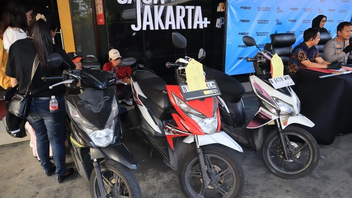 Bekasi - Barang bukti sepeda motor hasil curian yang di ekspose Polres Metro Bekasi Kota. Foto: Ist
