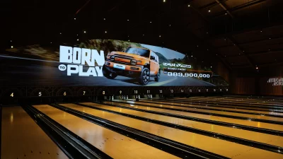 Bekasi - SUV listrik ringkas yang tengah mencuri perhatian berkat kombinasi sempurna antara estetika retro-klasik dan teknologi mutakhir. iCAR V23 dirancang secara khusus untuk memenuhi ekspektasi kaum urban modern yang mendambakan kendaraan dengan karakter kuat dan penampilan yang stand-out di jalanan. Foto: iCAR.co.id.