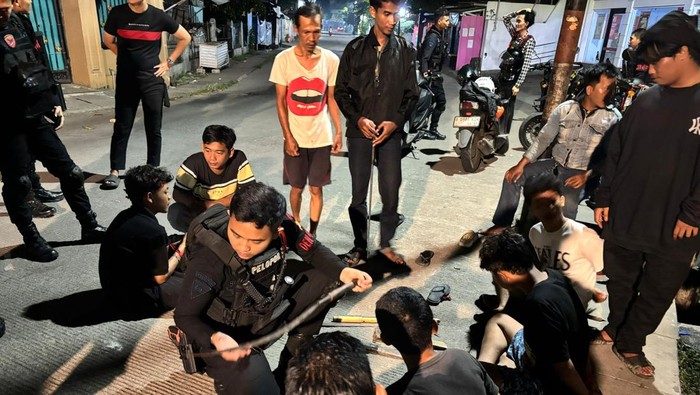 Bekasi - Polisi saat mengamankan pelaku tawuran di Bekasi. Foto: Ist
