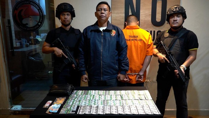 Bekasi - Subdit 3 Direktorat Reserse Narkoba Polda Metro Jaya membongkar praktik peredaran obat keras ilegal bermodus warung kopi (warkop) di kawasan Mustika Jaya, Kota Bekasi. Foto: Ist