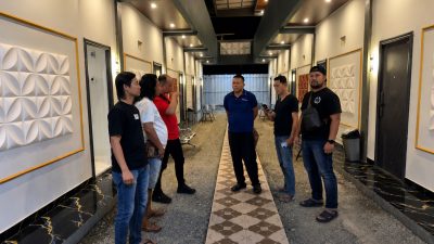 Bekasi - Tim Reserse Kriminal Kepolisian Sektor Serang Baru, Polres Metro Bekasi, saat melakukan penangkapan pekaku penggelapan modus test drive di Stasiun Tawang Semarang. Foto: Ist/Gobekasi.id.