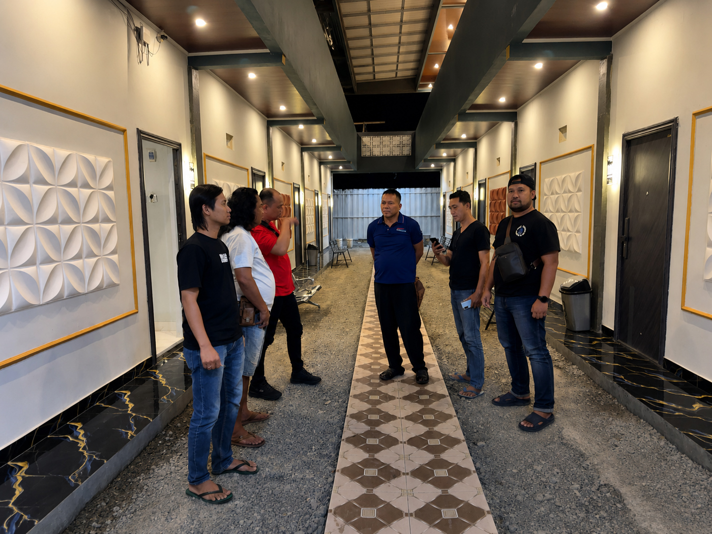 Bekasi - Tim Reserse Kriminal Kepolisian Sektor Serang Baru, Polres Metro Bekasi, saat melakukan penangkapan pekaku penggelapan modus test drive di Stasiun Tawang Semarang. Foto: Ist/Gobekasi.id.
