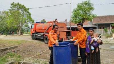 Bekasi - BPBD Kabupaten Bekasi bergerak cepat menyalurkan bantuan air bersih sebanyak 10.000 liter untuk menyokong kebutuhan warga Desa Nagasari, Kecamatan Serang Baru. Foto: Ist/Gobekasi.id.