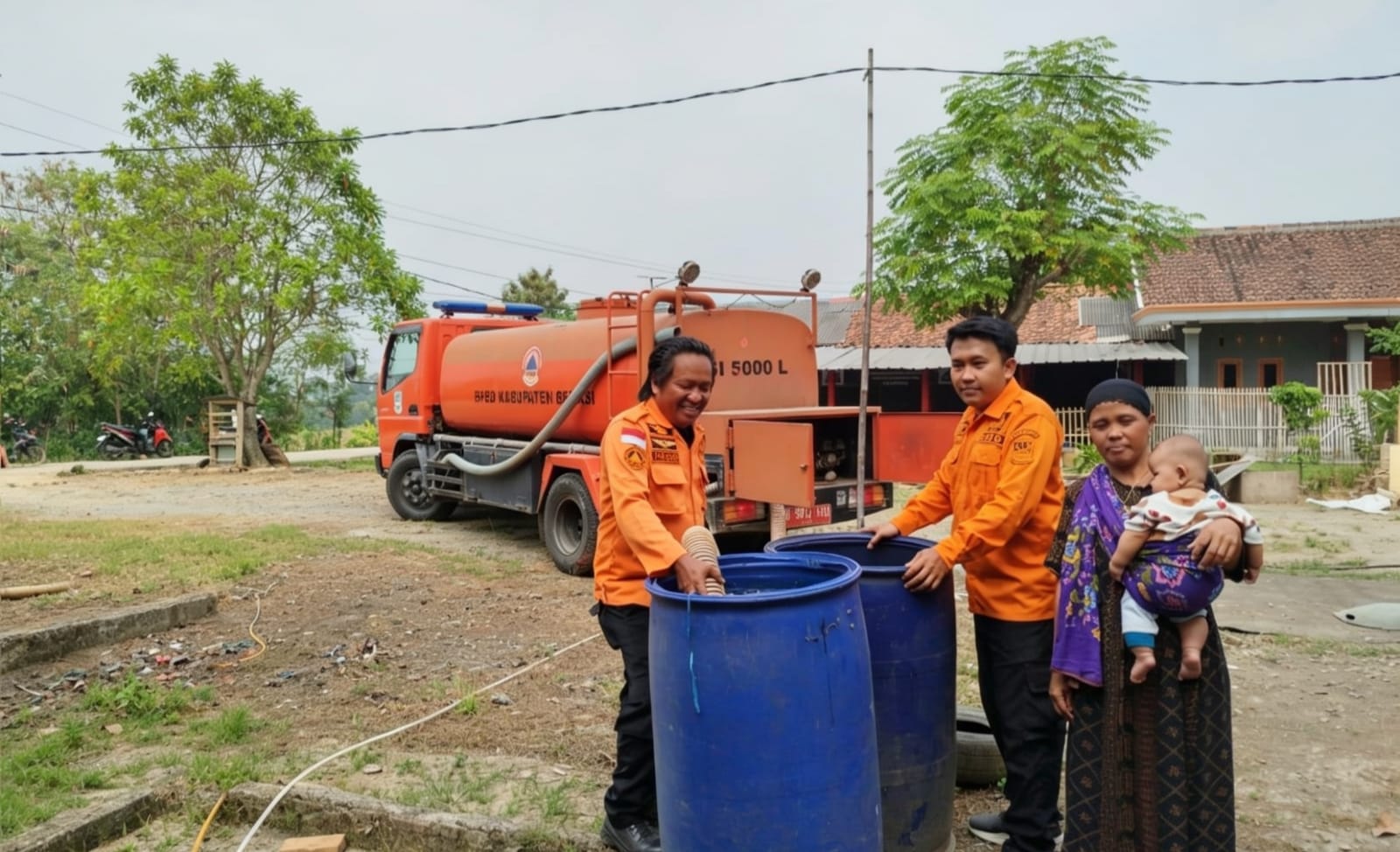Bekasi - BPBD Kabupaten Bekasi bergerak cepat menyalurkan bantuan air bersih sebanyak 10.000 liter untuk menyokong kebutuhan warga Desa Nagasari, Kecamatan Serang Baru. Foto: Ist/Gobekasi.id.