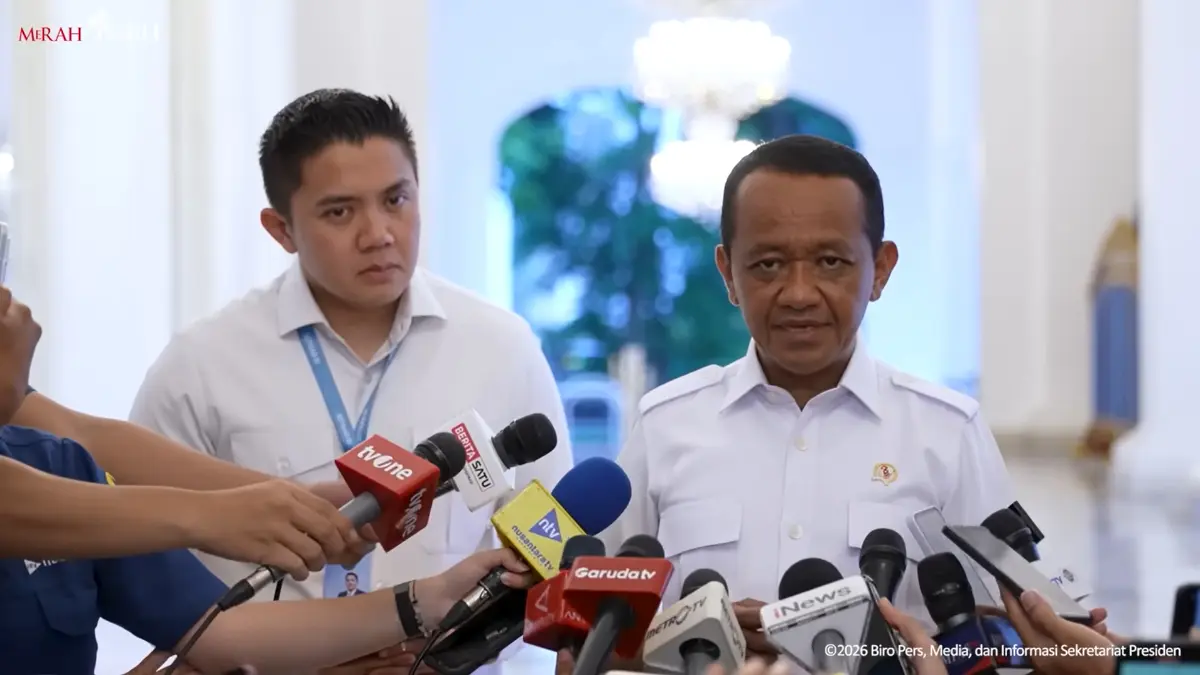 Bekasi - Menteri ESDM Bahlil Lahadalia didampingi Seskab Teddy dalam keterangan pers di Istana. Foto: Biro Pers, Media dan Informasi Sekretariat Presiden.
