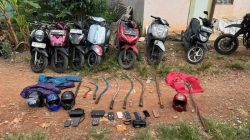 Bekasi - Barang bukti yang ditinggal kelompok pemuda di Bekasi Barat saat disatroni Tim Patra Kompi 2 Batalyon D Satuan Brimob Polda Metro Jaya, Sabtu (6/6/2026). Foto: Ist