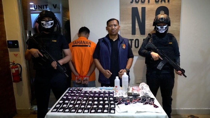Bekasi - Direktorat Reserse Narkoba Polda Metro Jaya mengamankan pria berinisial AR (36) yang memproduksi dan mengedarkan liquid vape sinte. Foto: Ist/Gobekasi.id.