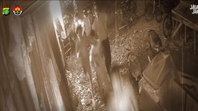 Bekasi - Rekaman CCTV aksi brutal yang menewaskan satu remaja di Tambun, Kabupaten Bekasi. Foto: Ist