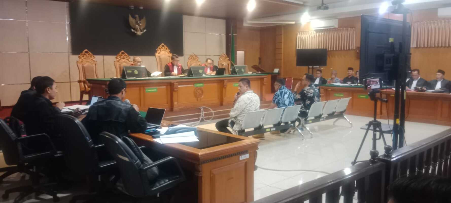 Bekasi - Sidang dugaan suap Bupati Bekasi Nonaktif yang menghadirkan Kepala Dinas SDABMBK Kabupaten Bekasi, Hendri Lincoln, di Pengadilan Tindak Pidana Korupsi (Tipikor) Bandung, Jumat (5/6/2026). Foto: Ist