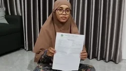 Bekasi - Andin (33), ibu balita yang mengalami peradangan otak pasca vaksin di UPTD Puskesmas Bintara Jaya, Kecamatan Bekasi Barat. Foto: Ist