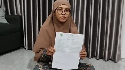 Bekasi - Andin (33), ibu balita yang mengalami peradangan otak pasca vaksin di UPTD Puskesmas Bintara Jaya, Kecamatan Bekasi Barat. Foto: Ist