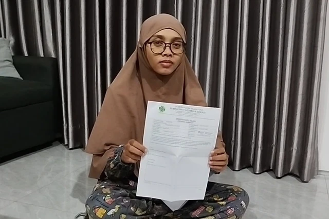 Bekasi - Andin (33), ibu balita yang mengalami peradangan otak pasca vaksin di UPTD Puskesmas Bintara Jaya, Kecamatan Bekasi Barat. Foto: Ist
