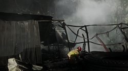 Kebakaran Lahan Kosong Merembet ke Pool Ekspedisi Tol Bekasi Barat, Tiga Truk Fuso Hangus Terbakar