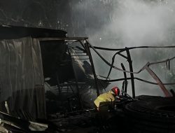 Kebakaran Lahan Kosong Merembet ke Pool Ekspedisi Tol Bekasi Barat, Tiga Truk Fuso Hangus Terbakar