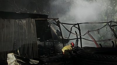 Bekasi - Petugas Disdamkarmat Kota Bekasi dalam proses pemadaman dan pendinginan kebakaran di lahan kosong yang merambat ke Pool Ekspedisi Tol Bekasi Barat, Rabu (15/7/2026). Foto: Ist/Gobekasi.id.