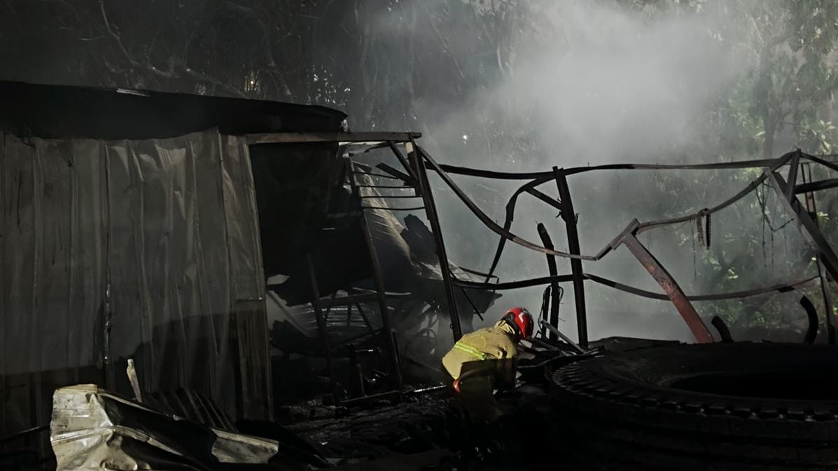 Bekasi - Petugas Disdamkarmat Kota Bekasi dalam proses pemadaman dan pendinginan kebakaran di lahan kosong yang merambat ke Pool Ekspedisi Tol Bekasi Barat, Rabu (15/7/2026). Foto: Ist/Gobekasi.id.