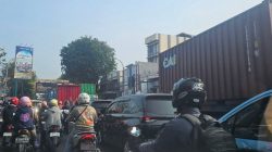 Bekasi - Kemacetan mengular di Perbatasan Bekasi - Jakarta imbas PT di Cakung mengerahkan kendaraan truk di badan jalan. Foto: Ist/Gobekasi.id.