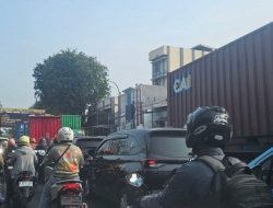 Akses Keluar Harapan Indah Lumpuh Total Dua Jam, Truk Kontainer Mengular di Jalan Raya Bekasi