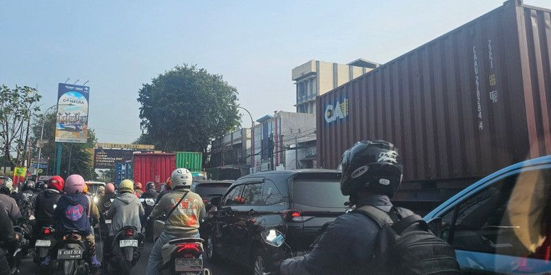 Bekasi - Kemacetan mengular di Perbatasan Bekasi - Jakarta imbas PT di Cakung mengerahkan kendaraan truk di badan jalan. Foto: Ist/Gobekasi.id.