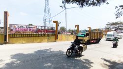 Bekasi - Warga protes keras terkait polusi debu pekat yang menyelimuti wilayah Kampung Tegal Danas, Desa Hegarmukti, Kecamatan Cikarang Pusat, Kabupaten Bekasi. Foto: Ist