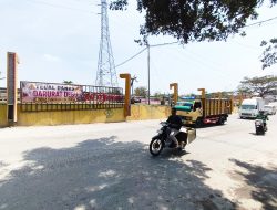 Bertahun-tahun Hirup Polusi Cor-coran, Warga Tegal Danas Bekasi Pasang Spanduk Protes