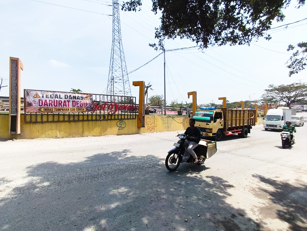 Bekasi - Warga protes keras terkait polusi debu pekat yang menyelimuti wilayah Kampung Tegal Danas, Desa Hegarmukti, Kecamatan Cikarang Pusat, Kabupaten Bekasi. Foto: Ist