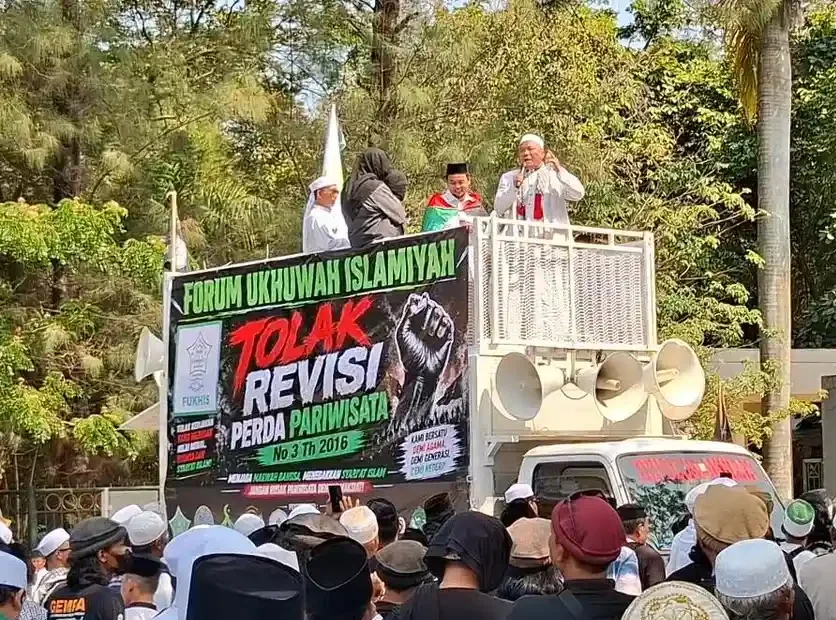 Bekasi - Aliansi umat Islam Forum Ukhuwah Islamiyah (FUKHIS) menggelar aksi unjuk rasa besar-besaran di depan Gedung DPRD Kabupaten Bekasi, Cikarang Pusat, Kamis (9/7/2026). Foto: Ist