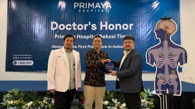 Bekasi - (dari kiri ke kanan) dr. Muhamad Aulia Rahman, Dokter Spesialis Bedah Saraf Konsultan Tulang Belakang Primaya Hospital Bekasi Timur; dr. Meizar Rizaldi, Direktur Primaya Hospital Bekasi Timur, menerima penghargaan simbolis dari dr. Aditya Pratama, , perwakilan PINS Medical, sebagai bentuk apresiasi atas inovasi layanan Sacral Neuromodulation (SNM) dalam acara Doctor's Honor di Primaya Hospital Bekasi Timur. Foto: Ist/Gobekasi.id.