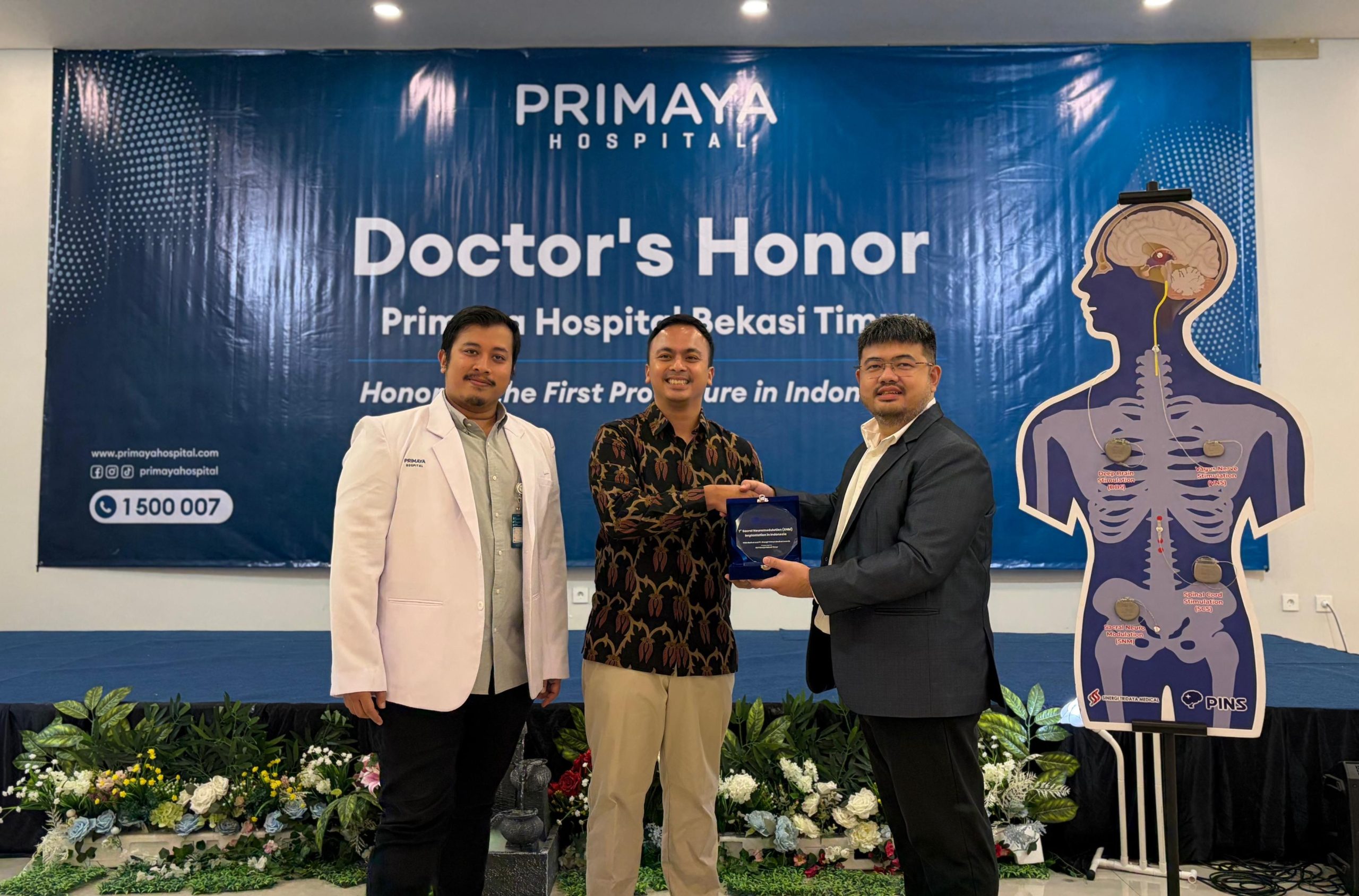 Bekasi - (dari kiri ke kanan) dr. Muhamad Aulia Rahman, Dokter Spesialis Bedah Saraf Konsultan Tulang Belakang Primaya Hospital Bekasi Timur; dr. Meizar Rizaldi, Direktur Primaya Hospital Bekasi Timur, menerima penghargaan simbolis dari dr. Aditya Pratama, , perwakilan PINS Medical, sebagai bentuk apresiasi atas inovasi layanan Sacral Neuromodulation (SNM) dalam acara Doctor's Honor di Primaya Hospital Bekasi Timur. Foto: Ist/Gobekasi.id.