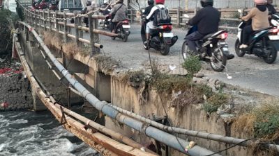 Bekasi - Jembatan Cikarang Bekasi Laut (CBL) yang mengalami kerusakan. Foto: Ist