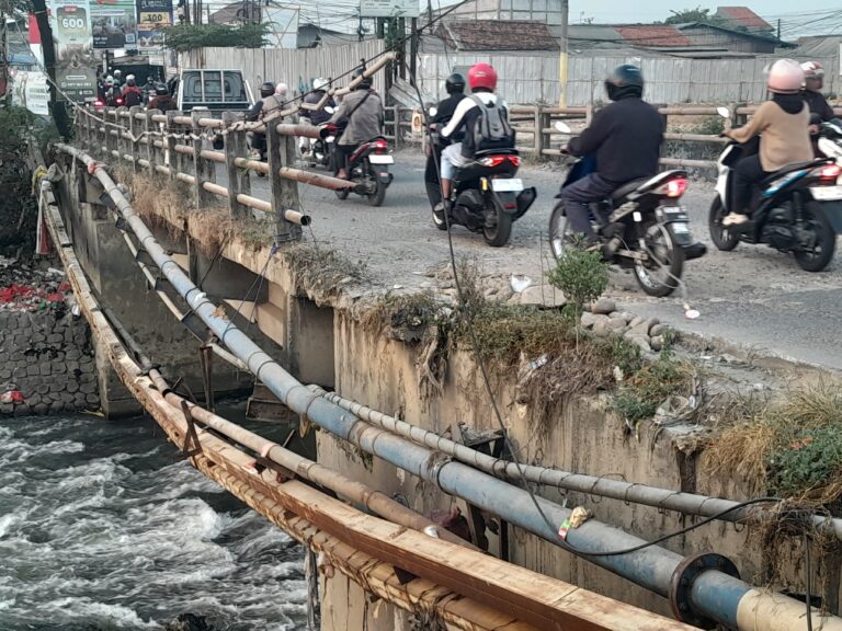 Bekasi - Jembatan Cikarang Bekasi Laut (CBL) yang mengalami kerusakan. Foto: Ist
