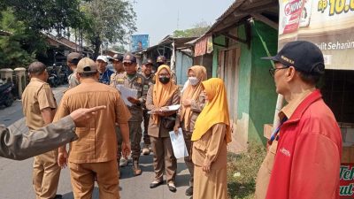Bekasi - Satpol PP Kabupaten bekasi melayangkan surat teguran resmi kepada para pemilik bangunan liar (bangli) yang menjamur di sepanjang sempadan Saluran Sekunder (SS) Balong Tua, membentang dari wilayah Kecamatan Sukatani hingga Kecamatan Tambelang. Foto: Ist/Gobekasi.id.