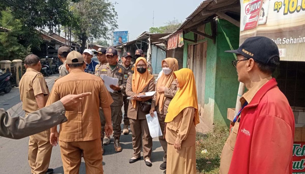 Bekasi - Satpol PP Kabupaten bekasi melayangkan surat teguran resmi kepada para pemilik bangunan liar (bangli) yang menjamur di sepanjang sempadan Saluran Sekunder (SS) Balong Tua, membentang dari wilayah Kecamatan Sukatani hingga Kecamatan Tambelang. Foto: Ist/Gobekasi.id.