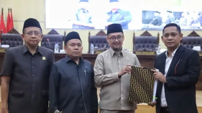 Bekasi - Pelaksana Tugas (Plt) Bupati Bekasi, Asep Surya Atmaja bersama Ketua DPRD Ade Syukron menyepakati draf pembahasan Rancangan Peraturan Daerah (Raperda) Pelaksanaan Pertanggungjawaban (P2) APBD Tahun Anggaran 2025. Foto: Ist/Gobekasi.id.