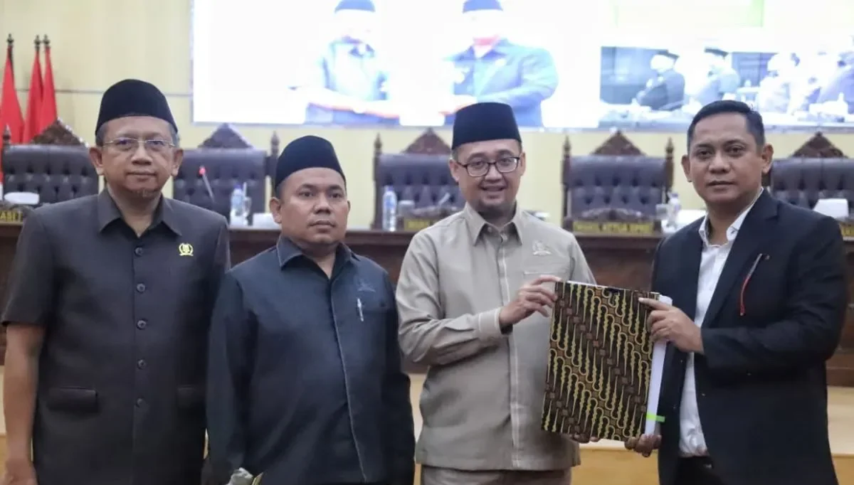 Bekasi - Pelaksana Tugas (Plt) Bupati Bekasi, Asep Surya Atmaja bersama Ketua DPRD Ade Syukron menyepakati draf pembahasan Rancangan Peraturan Daerah (Raperda) Pelaksanaan Pertanggungjawaban (P2) APBD Tahun Anggaran 2025. Foto: Ist/Gobekasi.id.