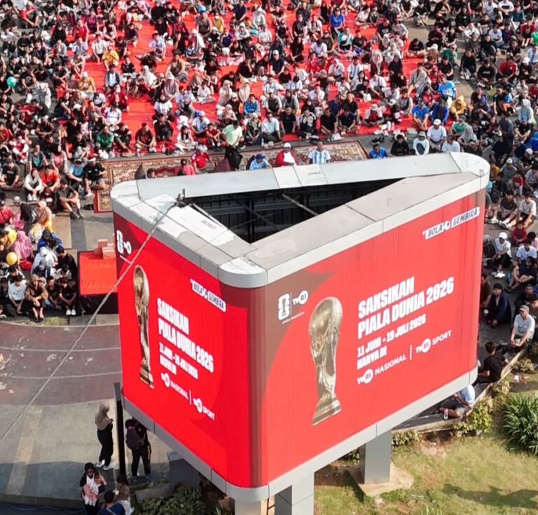 Bekasi - Nobar Piala Dunia di Plaza Patriot Candrabhaga menjadi agenda yang tak terlewatkan agi warga Bekasi. Foto: Ist/Gobekasi.id.
