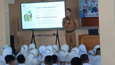 Bekasi - Dinas Lingkungan Hidup (DLH) bergerak melancarkan sosialisasi Program Peduli dan Berbudaya Lingkungan Hidup di Sekolah atau Adiwiyata kepada peserta MPLS. Foto: Ist/Gobekasi.id.