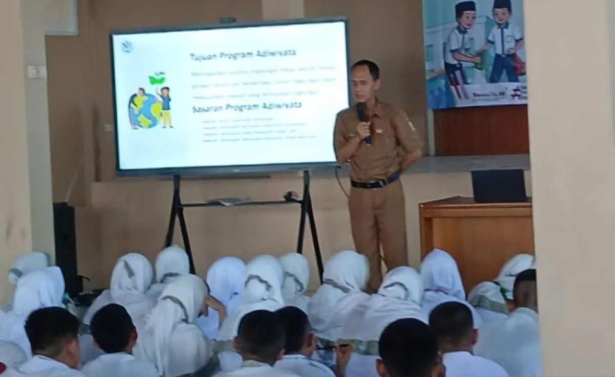 Bekasi - Dinas Lingkungan Hidup (DLH) bergerak melancarkan sosialisasi Program Peduli dan Berbudaya Lingkungan Hidup di Sekolah atau Adiwiyata kepada peserta MPLS. Foto: Ist/Gobekasi.id.
