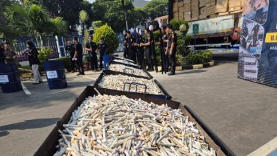 Bekasi - Batang rokok ilegal sebelum dimusnahkan di Kantor Bea Cukai Bekasi, kompleks kawasan industri MM2100 Cikarang, Kabupaten Bekasi. Foto: Antara