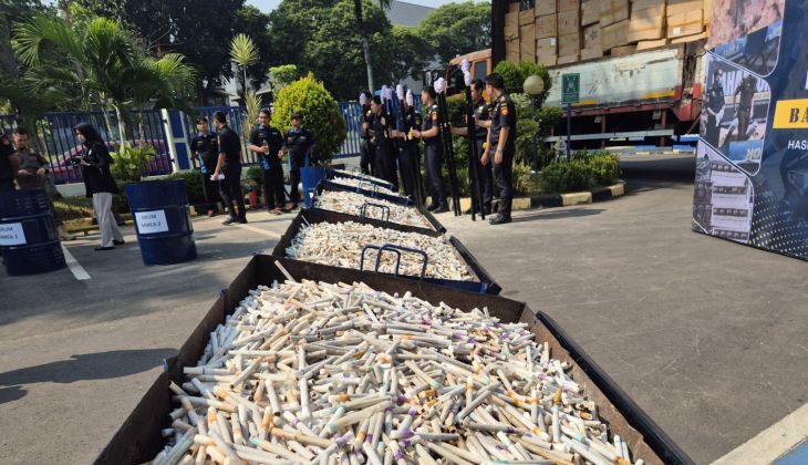 Bekasi - Batang rokok ilegal sebelum dimusnahkan di Kantor Bea Cukai Bekasi, kompleks kawasan industri MM2100 Cikarang, Kabupaten Bekasi. Foto: Antara