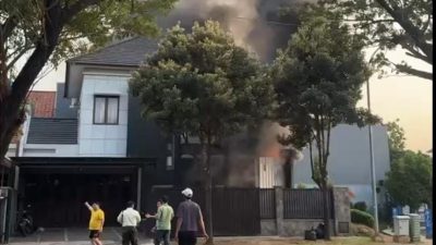 Bekasi - Kebakaran rumah di Jalan Taman Heliconia HO 1 Nomor 11, RT 03/RW 19, Kelurahan Pusaka Rakyat, Kecamatan Tarumajaya, Kabupaten Bekasi, Rabu (22/7/2026) pagi. Foto: Ist/Gobekasi.id.