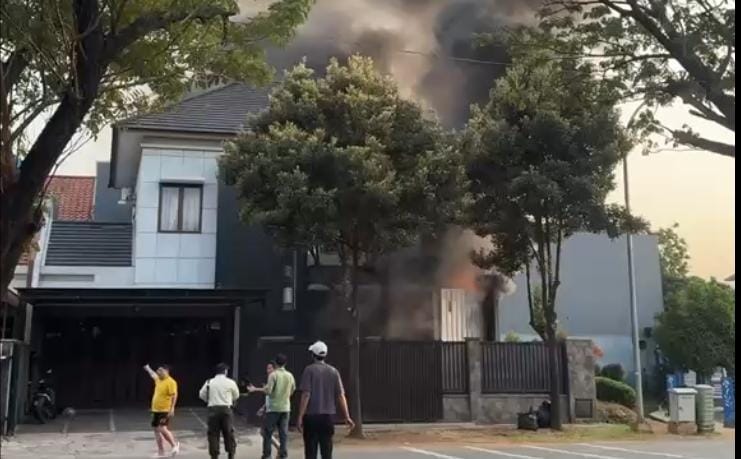 Bekasi - Kebakaran rumah di Jalan Taman Heliconia HO 1 Nomor 11, RT 03/RW 19, Kelurahan Pusaka Rakyat, Kecamatan Tarumajaya, Kabupaten Bekasi, Rabu (22/7/2026) pagi. Foto: Ist/Gobekasi.id.