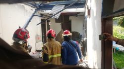 Bekasi - Petugas Disdamkarmat Kota Bekasi saat melakukan pemadaman di rumah warga Teluk Buyung, Bekasi Utara, dimana ada satu lansia yang meninggal dunia, Kamis (23/7/2026). Foto: Ist/Gobekasi.id.