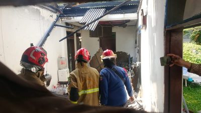 Bekasi - Petugas Disdamkarmat Kota Bekasi saat melakukan pemadaman di rumah warga Teluk Buyung, Bekasi Utara, dimana ada satu lansia yang meninggal dunia, Kamis (23/7/2026). Foto: Ist/Gobekasi.id.