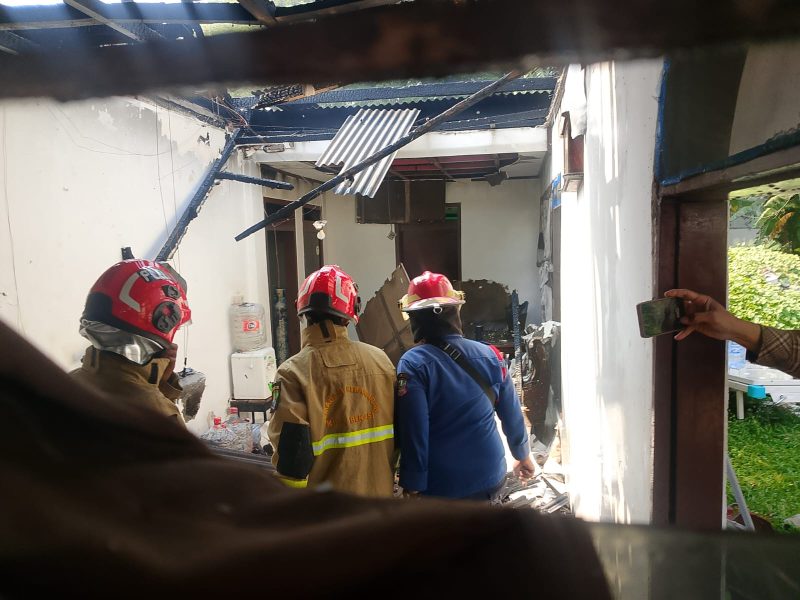Bekasi - Petugas Disdamkarmat Kota Bekasi saat melakukan pemadaman di rumah warga Teluk Buyung, Bekasi Utara, dimana ada satu lansia yang meninggal dunia, Kamis (23/7/2026). Foto: Ist/Gobekasi.id.