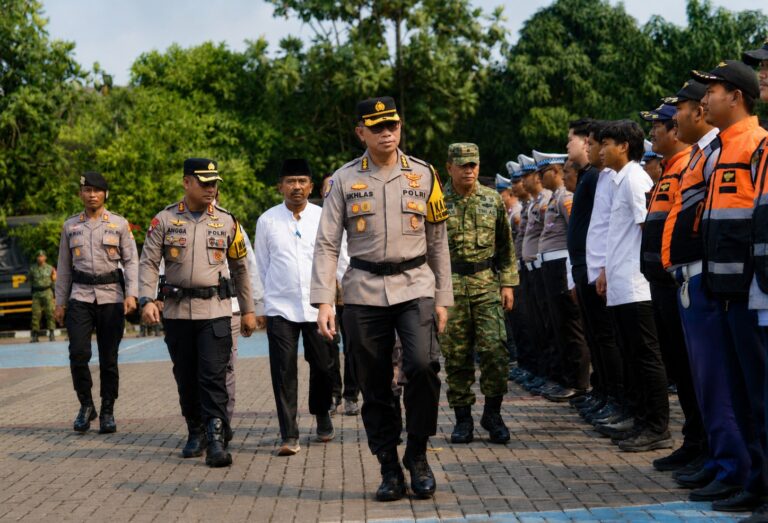 Bekasi - Pelaksana Harian (Plh) Kapolres Metro Bekasi, Kombes Pol Ikhlas Putro Wasono memimpin apel kesiapsiagaan. Foto: Ist/Gobekasi.id.