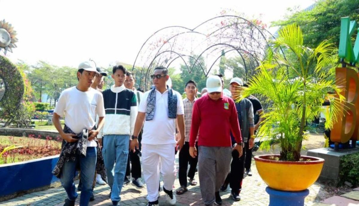 Bekasi - Plt Bupati Bekasi, Asep Surya Atmaja bersama unsuur masyarakar meninjau Taman Sehati Cikarang. Foto: Ist/Gobekasi.id.